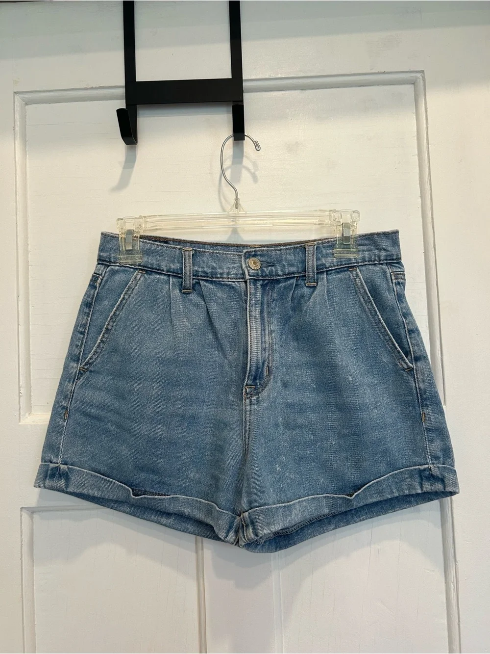 American Eagle High-Rise Medium Wash Mom Short